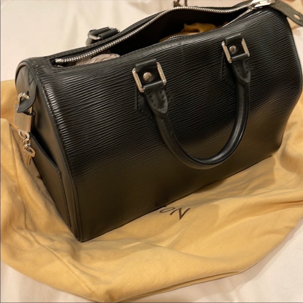 Auth Louis Vuitton Speedy 25 Epi, some wear by zipper overall in great condition